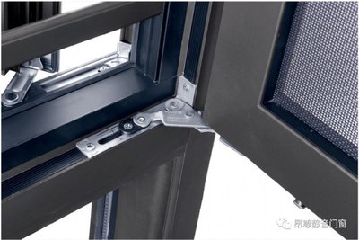 地震來襲時，門窗與空調設備 防護、風險與應對策略